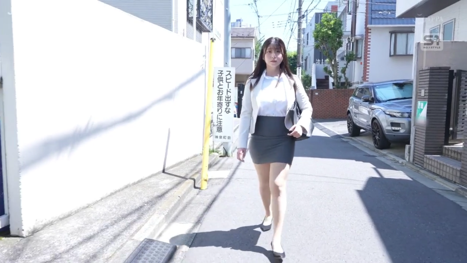 注视 · 白色西装外套 · ハンドバッグ · 屋外 · 白昼 · 人物全身正面特写