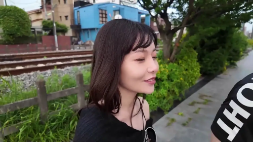 自然放松 · 户外铁轨旁 · 人物侧脸特写 · 黑色露肩上衣 · 白日自然光