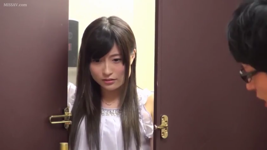 室内 · 站立 · 面部特写 · 剧情 · 惊讶 · 白色荷叶边上衣 · 房门 · 开门窥视