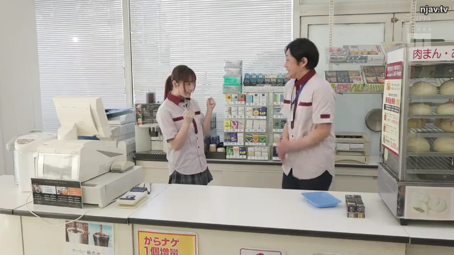 全景 · 便利店 · 笑容 · 职场 · 面对面站立 · 便利店制服 · 沟通 · 收银机