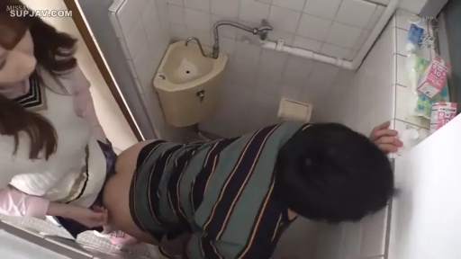 站立 · 臀部 · 性爱 · 成人内容 · 制服 · 模糊 · 洗手池 · 厕所