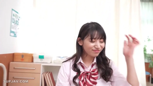 脸部特写 · 教室内 · 微笑 · 校服上衣