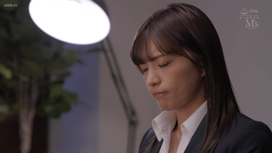 室内 · 委屈 · 脸部特写 · 台灯 · 职业装 · 流汗 · 俯首 · 汗珠