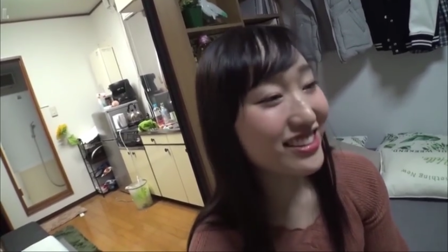 五官特写 · 公寓室内 · 微笑 · 棕色针织衫