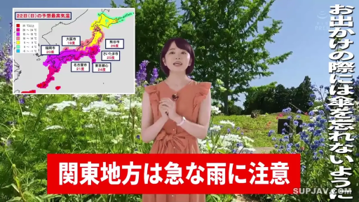 站立 · 自然 · 半身 · 连衣裙 · 户外花园 · 麦克风 · 播报 · 主持人