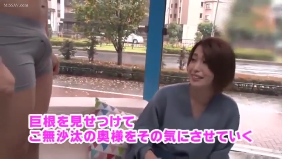 女人面带羞涩微笑 · 室内休息区 · 灰色平角内裤 · 男人裆部特写 · 画面带有粉色字幕