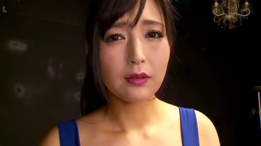 室内 · 欲言又止 · 五官细节 · 蓝色背心 · 专业灯光