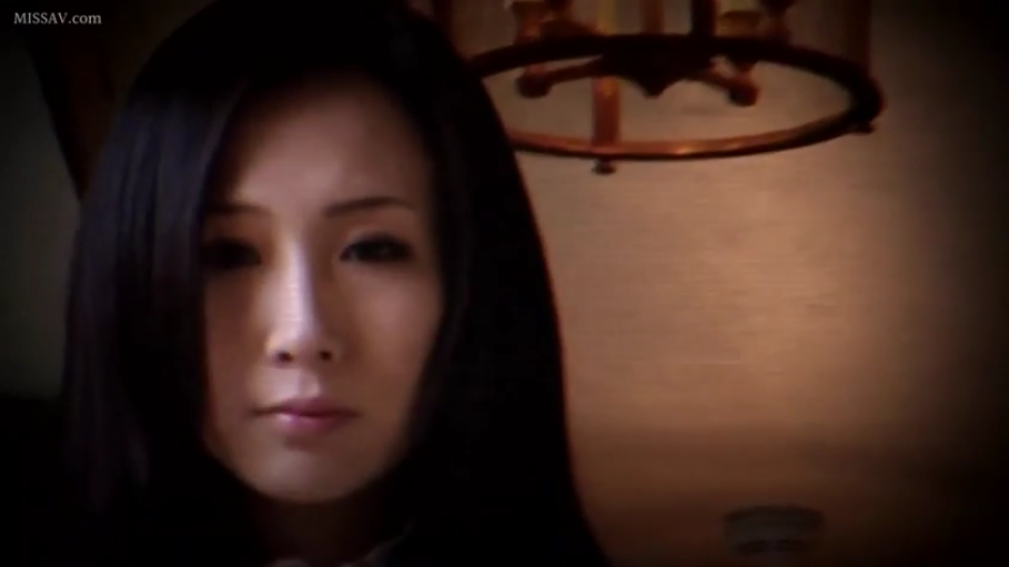 室内 · 忧郁 · 脸部特写 · 注视 · 熟女 · 深色上衣 · 正面 · 吊灯