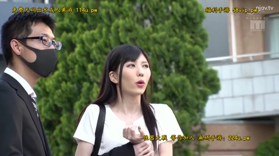 交谈状 · 户外 · 白色短袖上衣 · 黑色口罩 · 人物半身特写 · 背景有绿色树木和建筑物