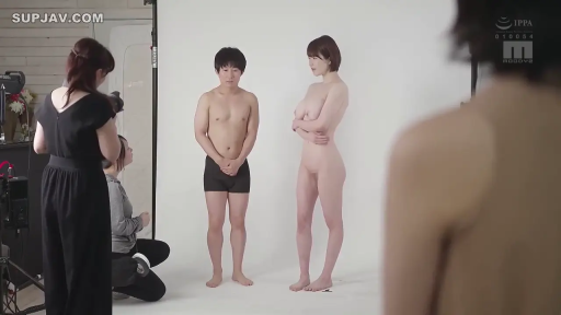 背景板 · 摄影棚 · 配合 · 无遮挡 · 男性身体特写 · 男性四角裤