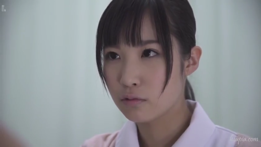 冷淡 · 诊室 · 眼神注视 · 粉色护士制服