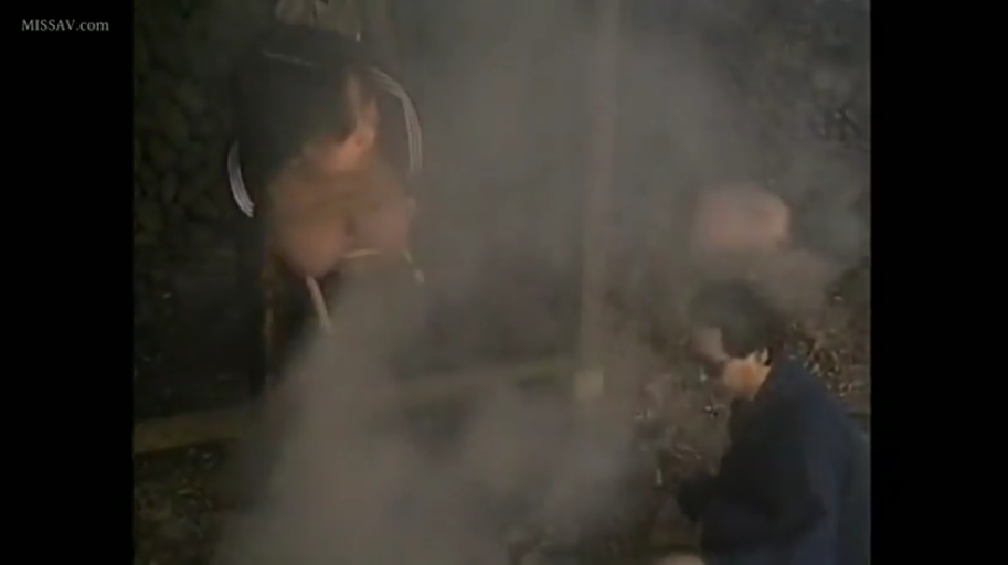 专注 · 蹲姿 · 中景 · 复古画质 · 深色外套 · 户外温泉 · 停留 · 大量蒸汽