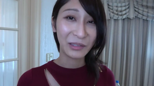 酒店房间 · 温柔 · 面部特写 · 光线明亮 · 红色拉链上衣