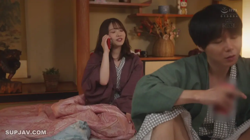 坐姿 · 微笑 · 手机 · 打电话 · 浴衣 · 日式房间