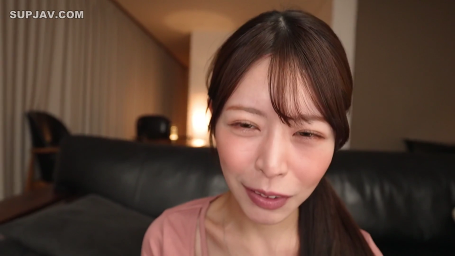 客厅 · 脸部特写 · 半眯眼 · 粉色上衣