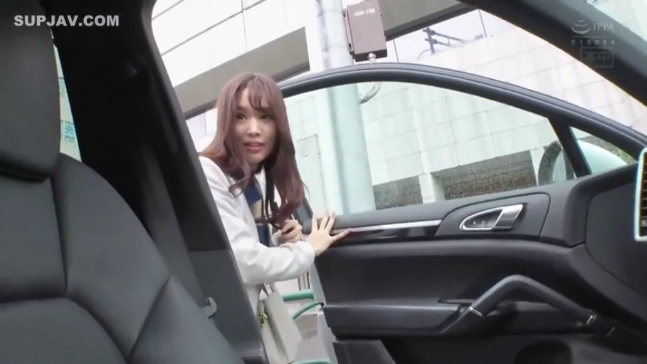 车内视角 · 白色西装外套 · 人物上半身特写 · 略带惊讶