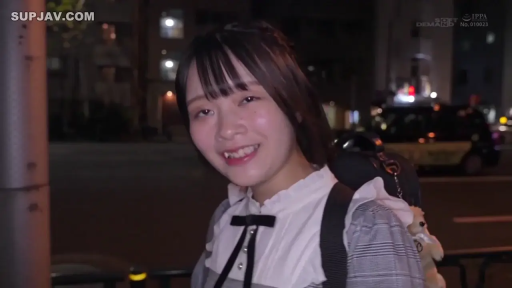 脸部特写 · 单纯 · 背包 · 夜晚街道 · 户外拍摄 · 系带装饰
