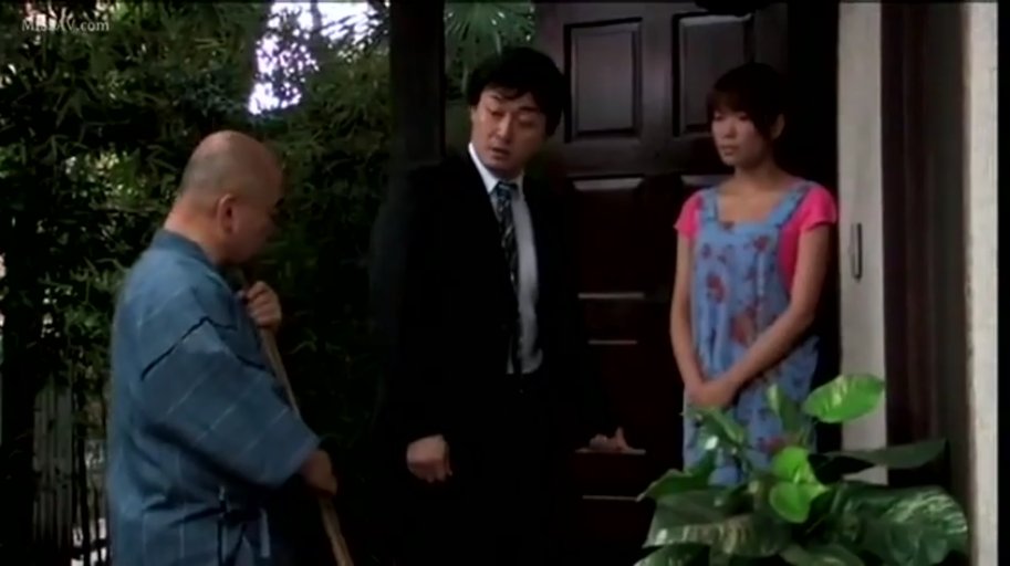 平静 · 短袖T恤 · 门口 · 扫帚