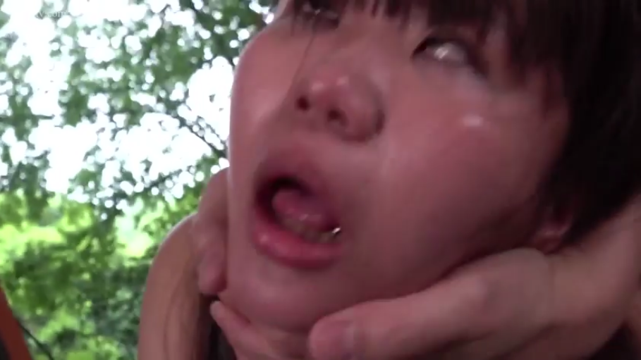 翻白眼特写 · 嘴巴微张 · 树林附近 · 翻白眼