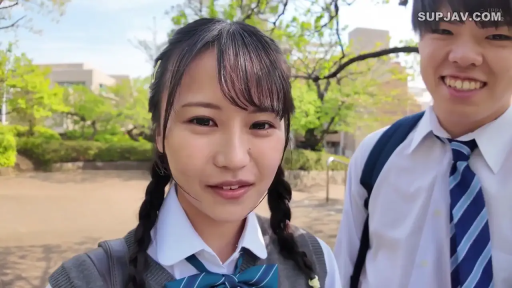 校园 · 校服衬衫 · 书包 · 自拍视角 · 女生面部特写 · 男生在旁边大笑
