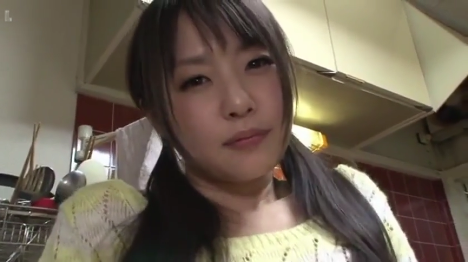 脸部特写 · 厨房 · 黄色针织衫 · 深情注视