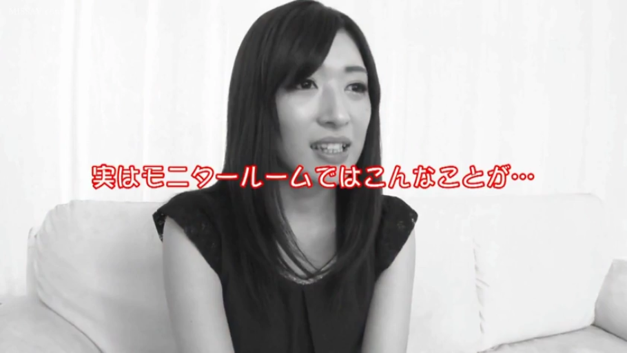 室内 · 坐姿 · 交谈 · 微笑 · 面部特写 · 黑色无袖上衣 · 黑白