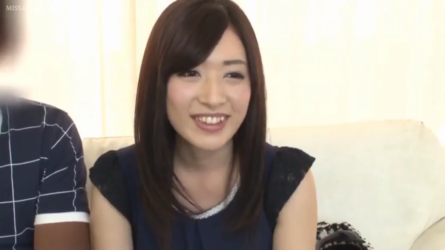 室内 · 坐姿 · 交谈 · 沙发 · 面部特写 · 笑容 · 采访 · 深蓝色短袖