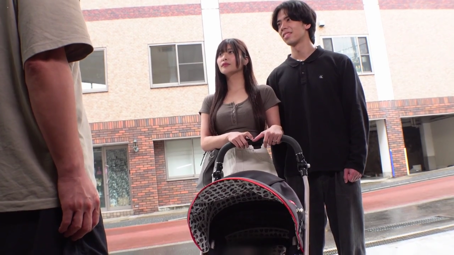 交谈 · 站立 · 中景 · 自然 · 户外 · 紧身T恤 · 人妻 · 婴儿车