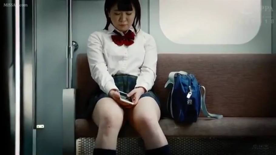 面无表情 · 腿部特写 · 电车车厢 · 学生书包 · 深色百褶短裙