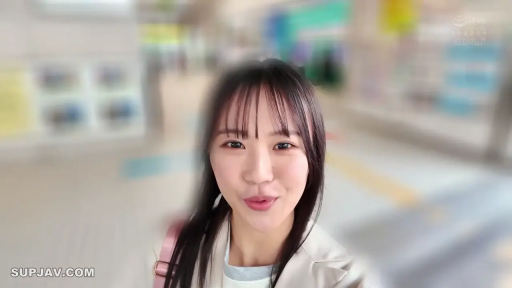 脸部特写 · 自然表情 · 浅色内搭 · 公共通道