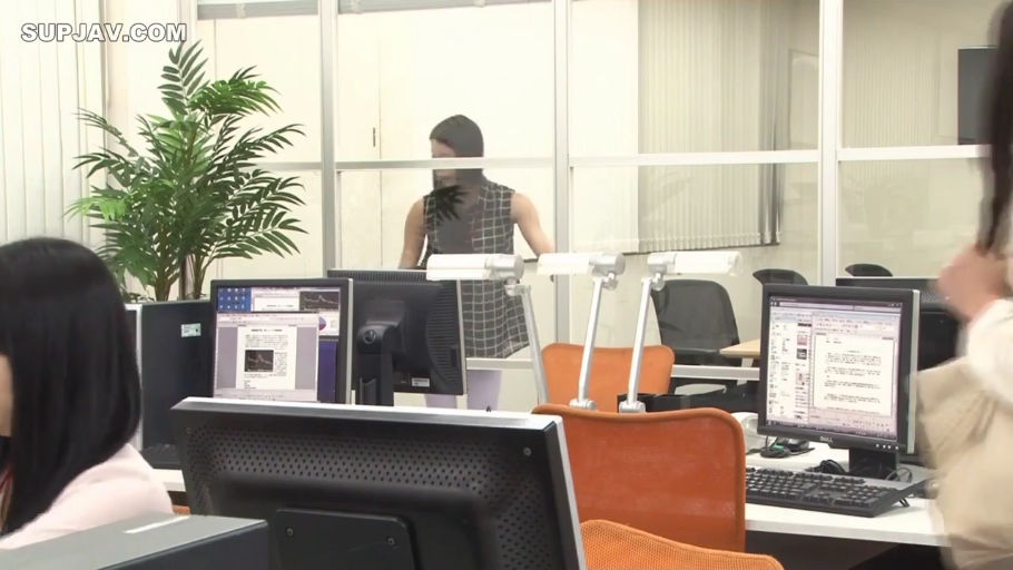 办公室 · 平静 · 显示器 · 无袖格子衬衫 · 明亮办公室