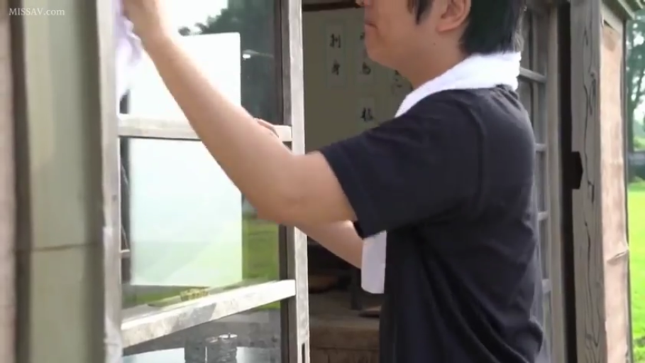 专注 · 抹布 · 黑色短袖T恤 · 户外木屋 · 侧面人物特写