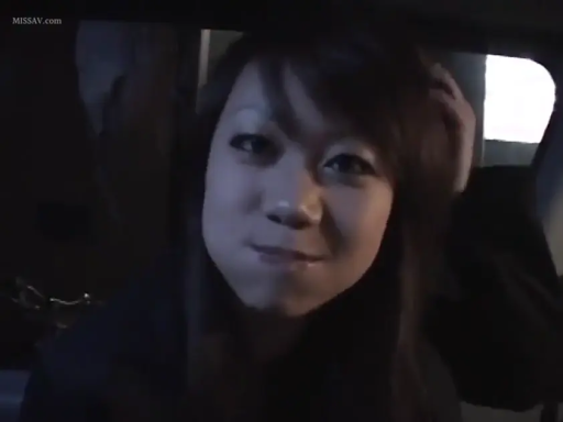 坐姿 · 脸部特写 · 车内 · 长发 · 黑色上衣 · 抿嘴 · 看着镜头