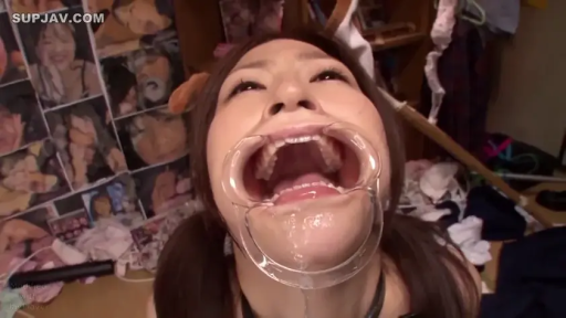 室内 · BDSM · 口部特写 · 眼神迷离 · 黑色颈圈 · 仰头张嘴 · 佩戴开口器 · 透明开口器