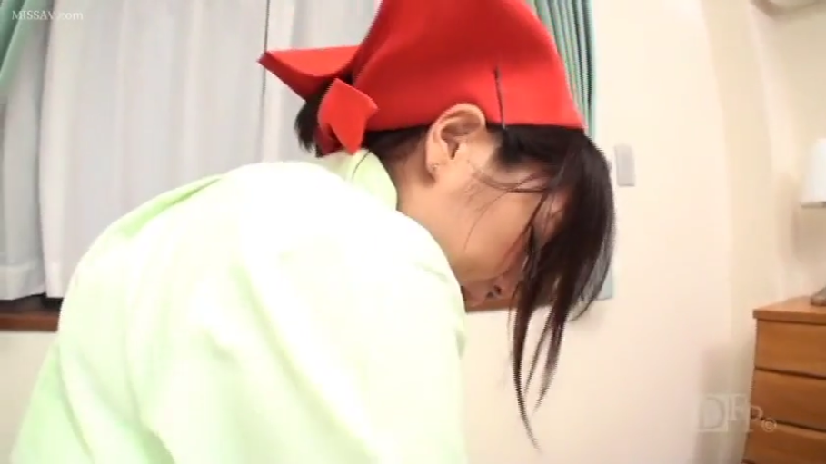 室内 · 俯身 · 专注 · 俯视 · 侧面特写 · 浅色上衣