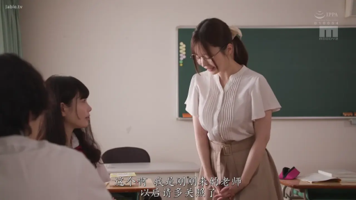 教室 · 站立 · 中景 · 微笑 · 职业装 · 黑板 · 教师 · 自我介绍
