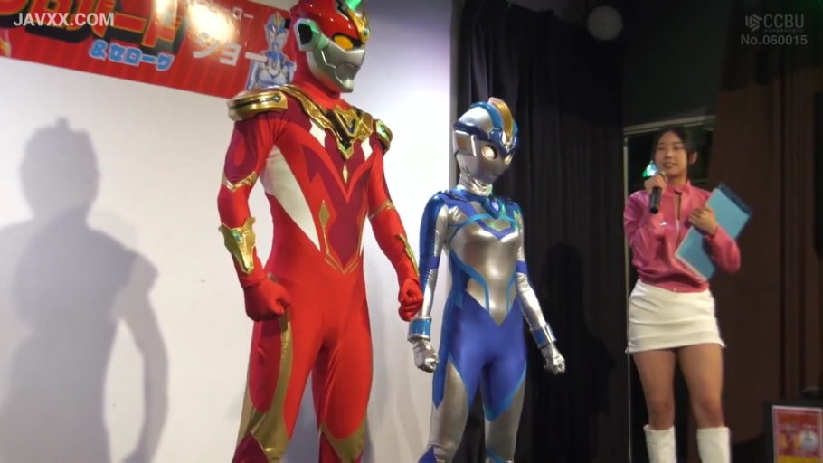 微笑 · 麦克风 · 活动现场 · 粉色短外套 · 活动横幅
