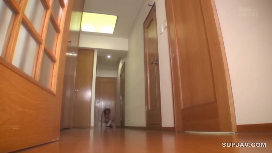 蹲姿 · 远景 · 走廊 · 内衣