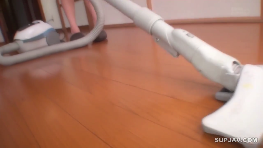 吸尘器 · 室内卧室或客厅 · 日常居家环境 · 吸尘器吸头特写 · 家居服或短裤
