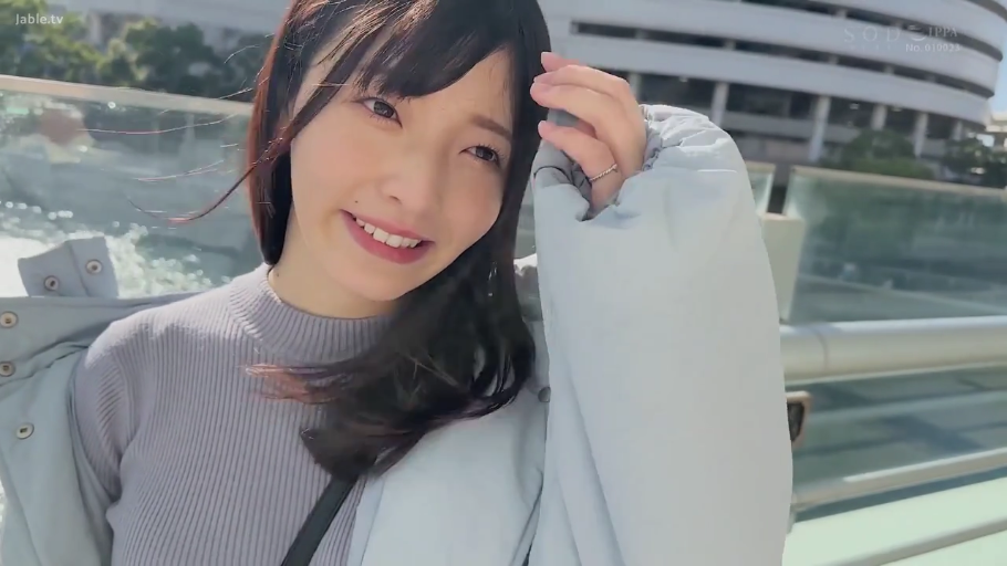 脸部特写 · 站立 · 微笑 · 城市建筑 · 长发 · 浅色外套 · 戒指 · 撩头发