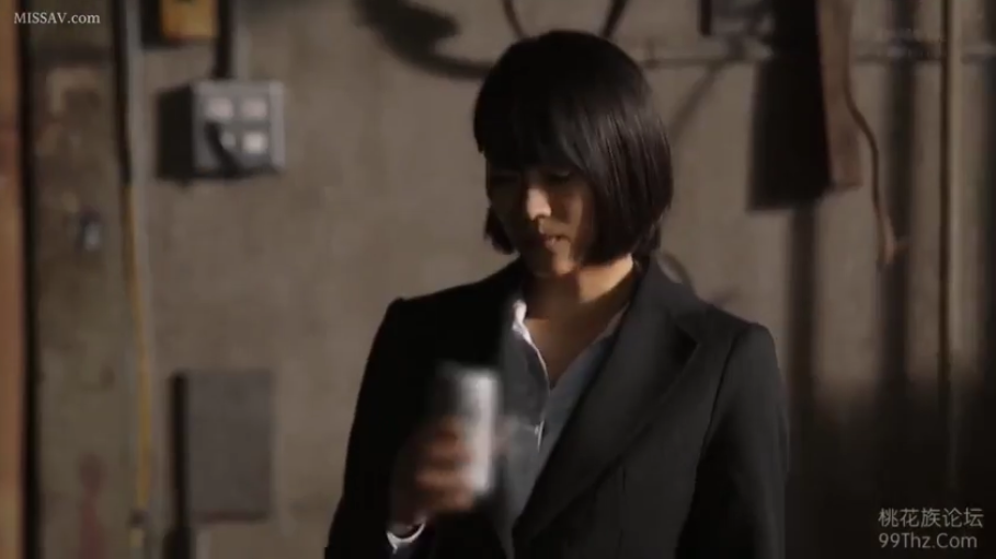 严肃 · 站立 · 中景 · 职业装 · 仓库 · 短发 · 易拉罐 · 拿着易拉罐