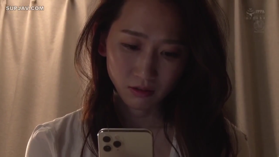 若有所思 · 面部特写 · 白色上衣 · 室内卧室 · 智能手机 · 光线较暗