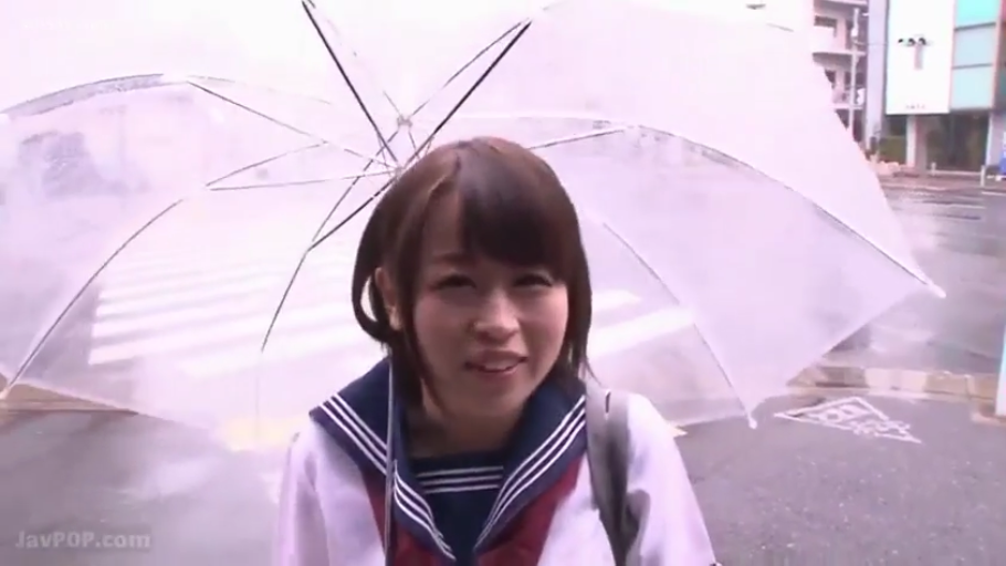 注视 · 雨天 · 透明雨伞 · 日式水手服 · 人物半身特写 · 雨天场景