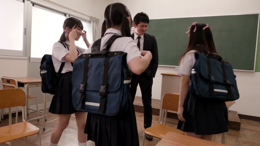 教室 · 深色百褶裙 · 男老师表情严肃 · 双肩书包