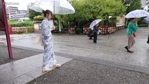 自然 · 神社 · 日式浴衣 · 木屐 · 雨天 · 侧身全身照