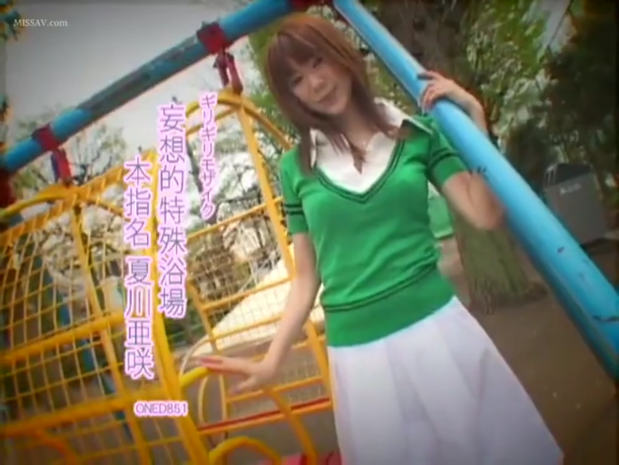 Close-up of the face · Smile · Park · 绿色短袖针织衫 · 游乐架 · 文字贴图
