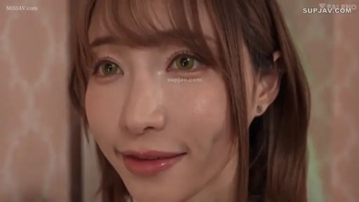 室内 · 眼睛特写 · 温柔 · 无明确衣着显示
