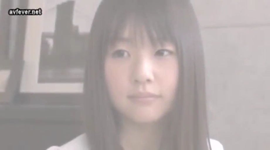 室内 · 脸部特写 · 注视 · 浅色上衣 · 画面有朦胧滤镜