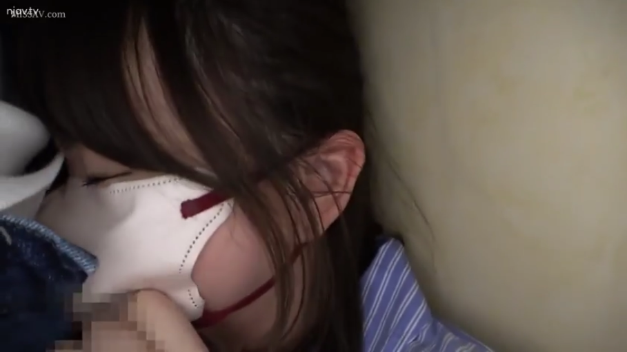 室内 · 马赛克 · 闭眼 · 条纹衬衫 · 头部特写 · 口罩 · 躺卧 · 睡眠