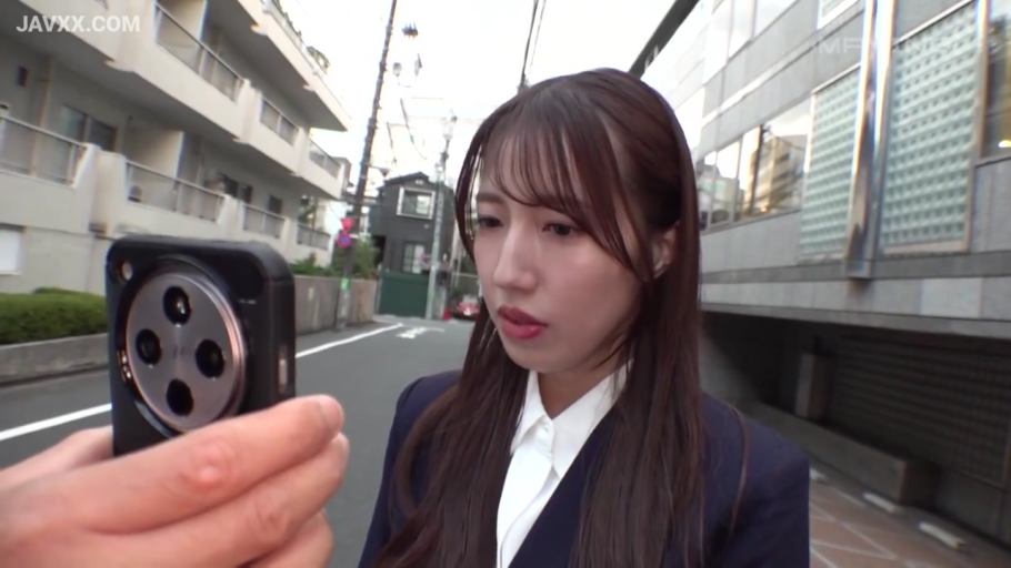 认真 · 深色西装外套 · 街道 · 手机 · 人物面部特写 · 街头拍摄